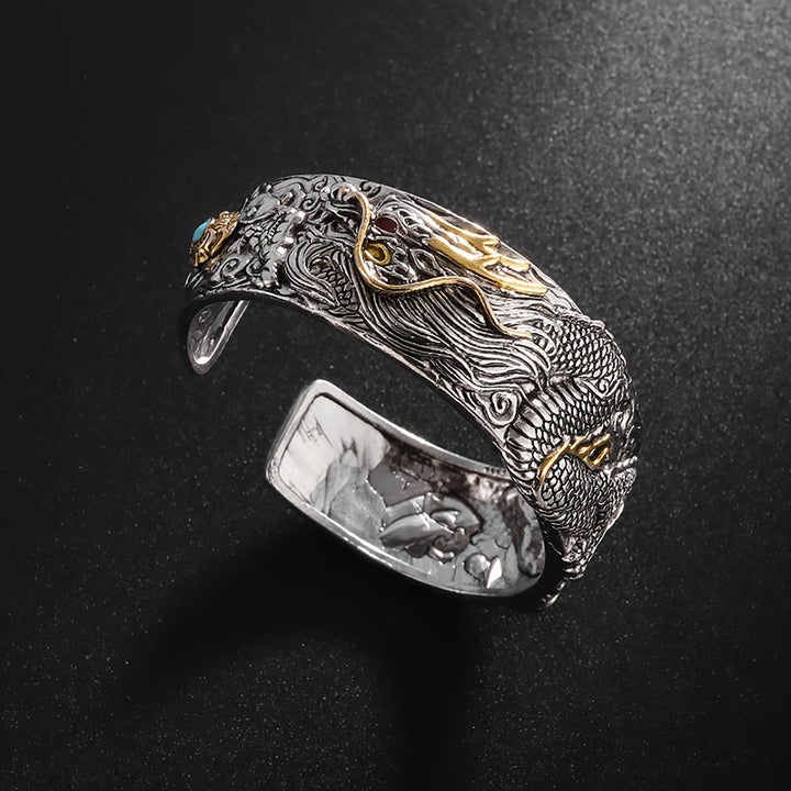 WorldNorse Geschnitztes offenes Armband mit Drachen- und Tiermotiv „Domineer“