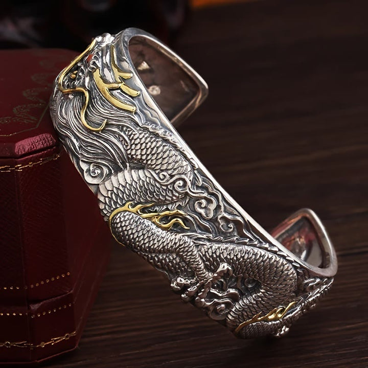 WorldNorse Geschnitztes offenes Armband mit Drachen- und Tiermotiv „Domineer“