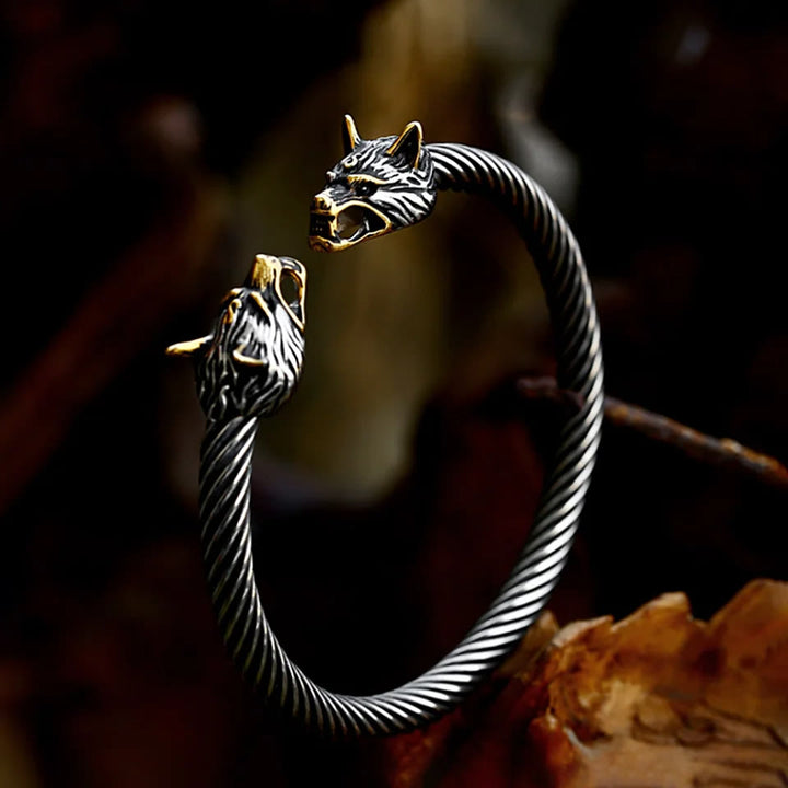 WorldNorse Offenes Armband mit doppelten Wolf