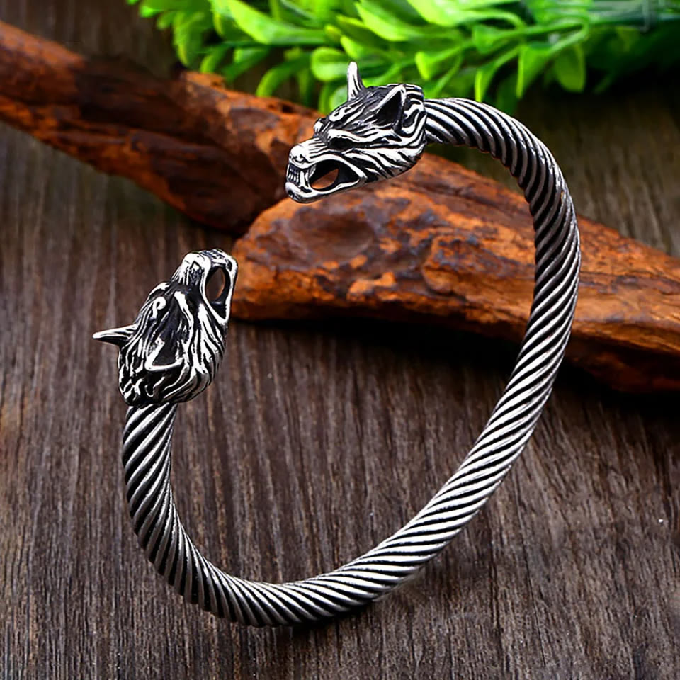 WorldNorse Offenes Armband mit doppelten Wolf