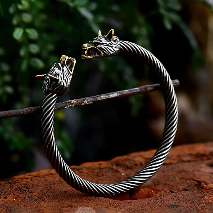 WorldNorse Offenes Armband mit doppelten Wolf