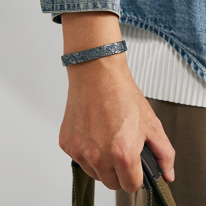 WorldNorse Armband mit eingraviertem Wolkenmuster