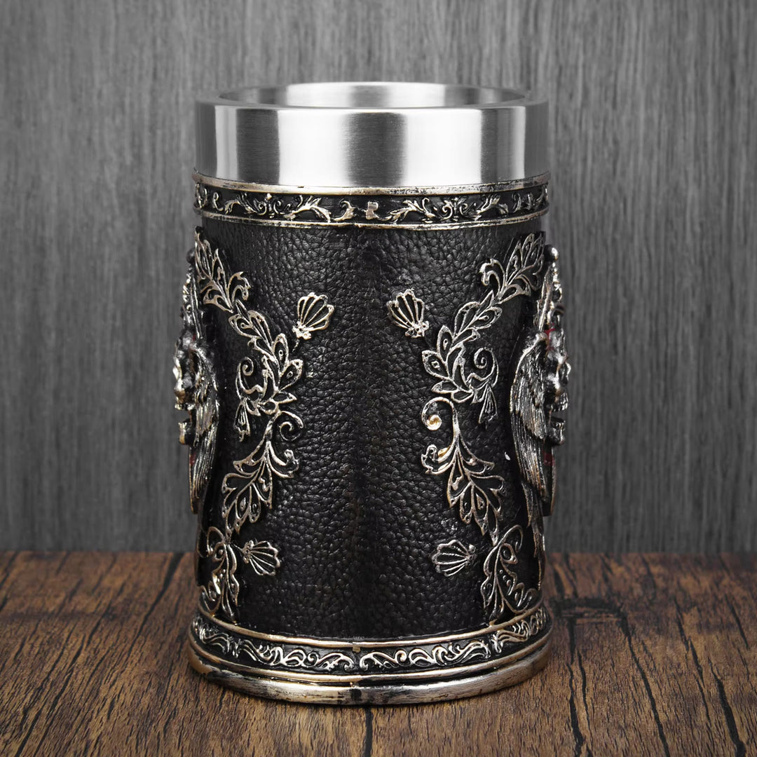 Bierkrug mit nordischem Schwert und Totenkopf-Wappen