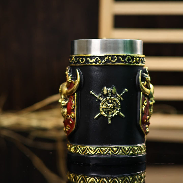 Tasse mit Axtgriff aus nordischem Wikingerkrieger