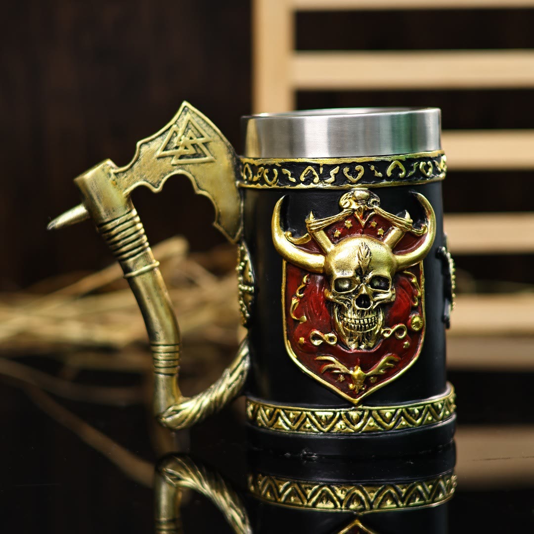 Tasse mit Axtgriff aus nordischem Wikingerkrieger
