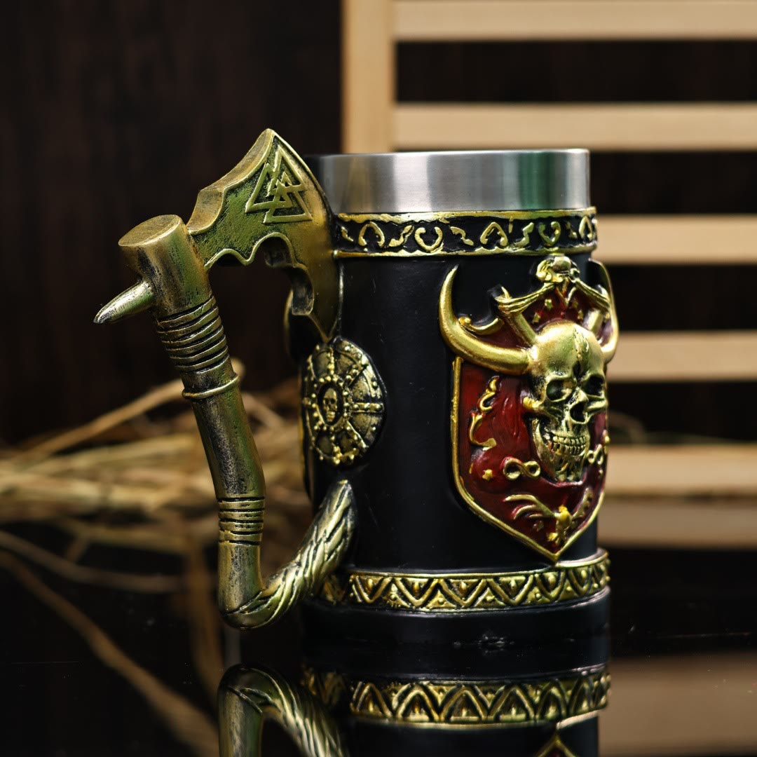 Tasse mit Axtgriff aus nordischem Wikingerkrieger