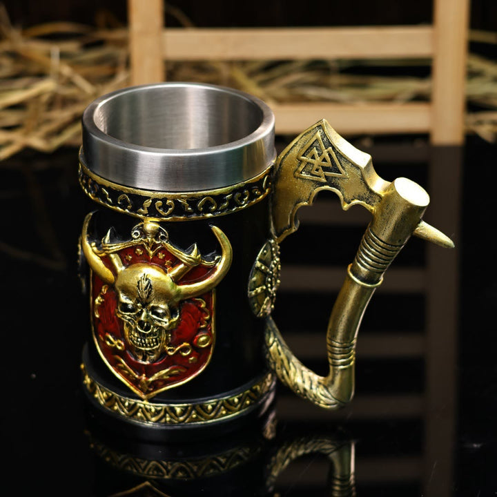 Tasse mit Axtgriff aus nordischem Wikingerkrieger