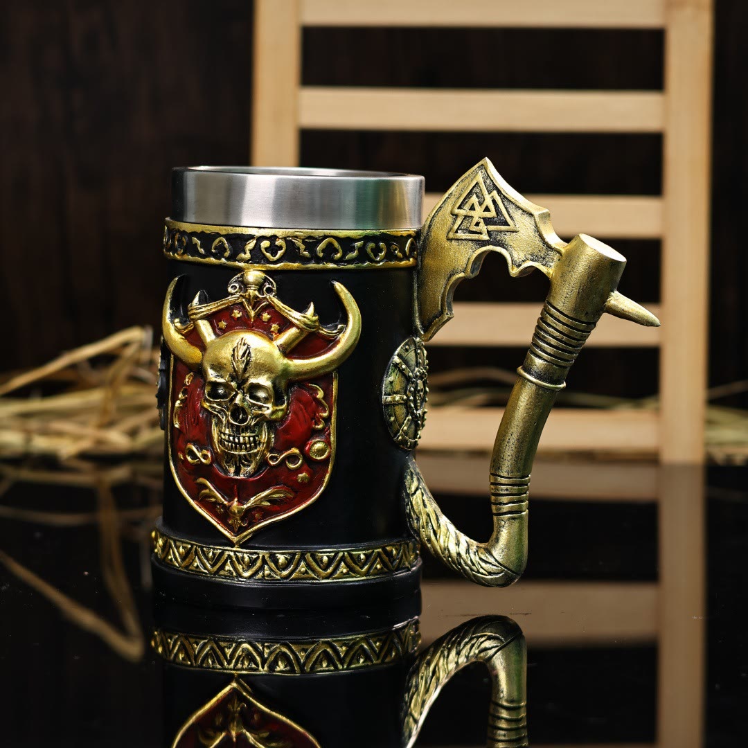 Tasse mit Axtgriff aus nordischem Wikingerkrieger