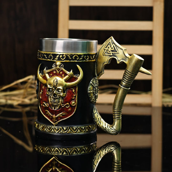 Tasse mit Axtgriff aus nordischem Wikingerkrieger