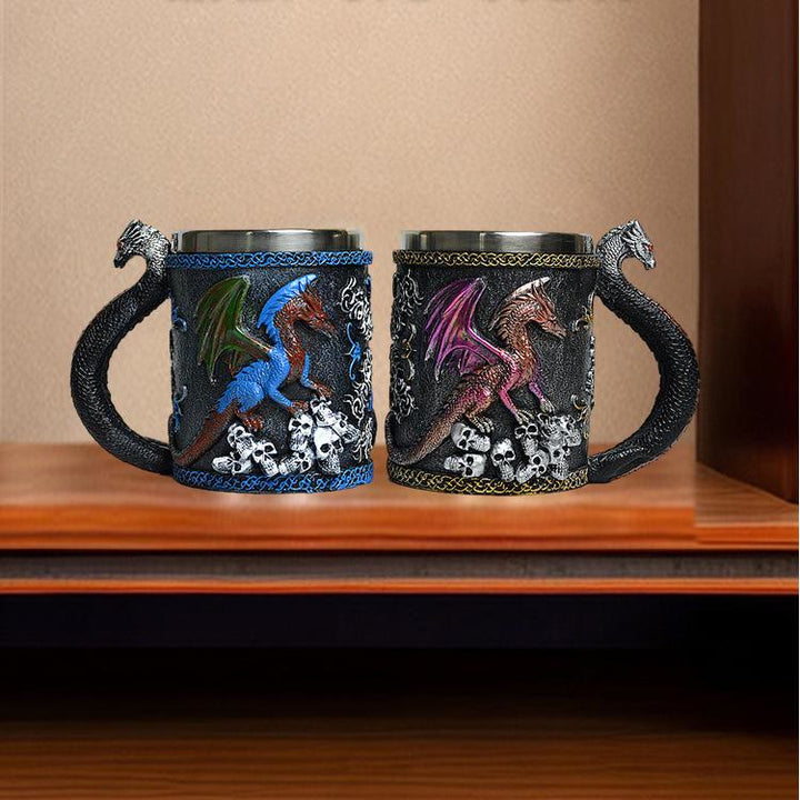 Tasse mit nordischem Drachenschädel