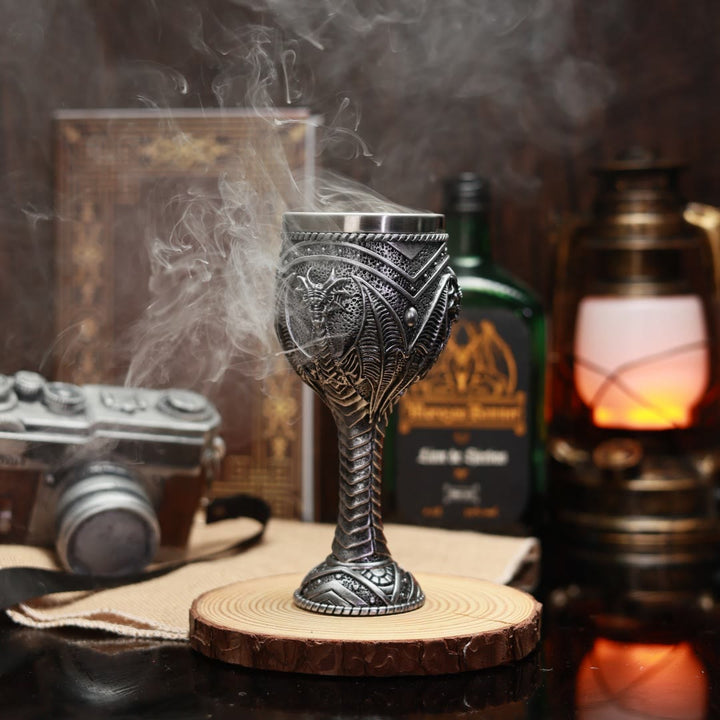 WorldNorse Kelch aus Kunstharz mit fliegendem Drachen