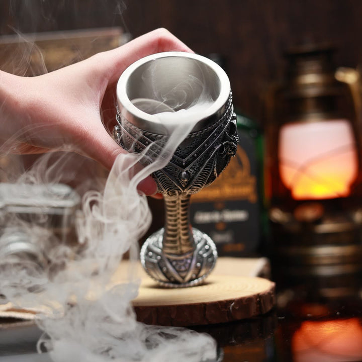 WorldNorse Kelch aus Kunstharz mit fliegendem Drachen