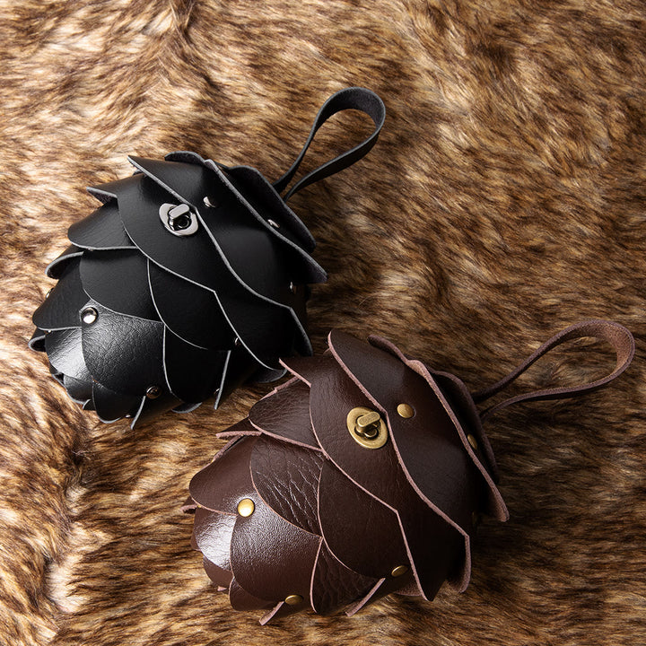 WorldNorse Künstlerische, mit Blütenblättern verzierte Ledertasche in Eichelform - image 0