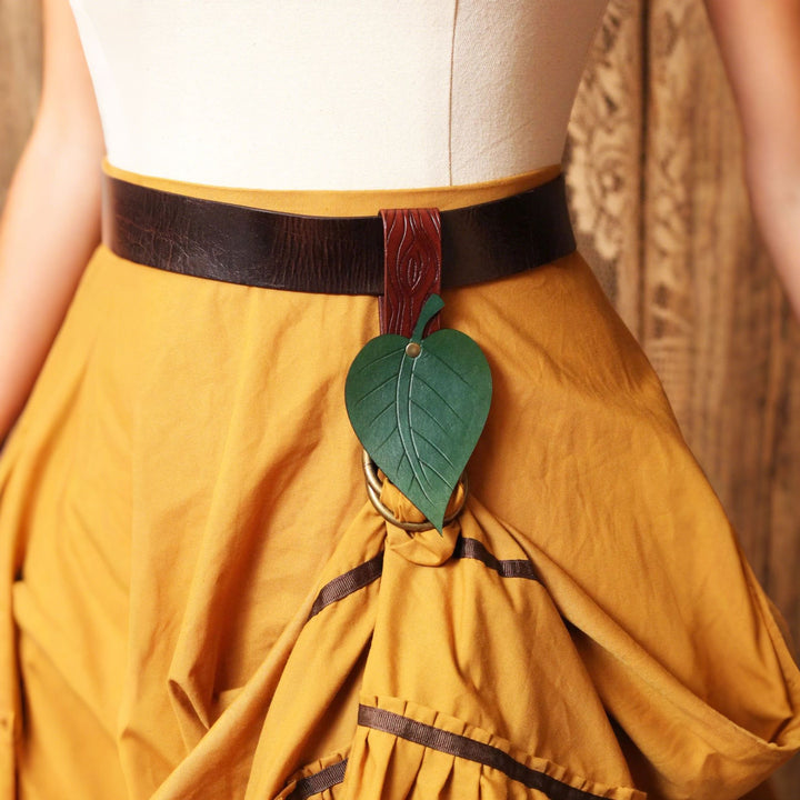 WorldNorse Rustikale Ledertasche und Gürtel mit Blattdekor - Gürtel + Clip - image 1