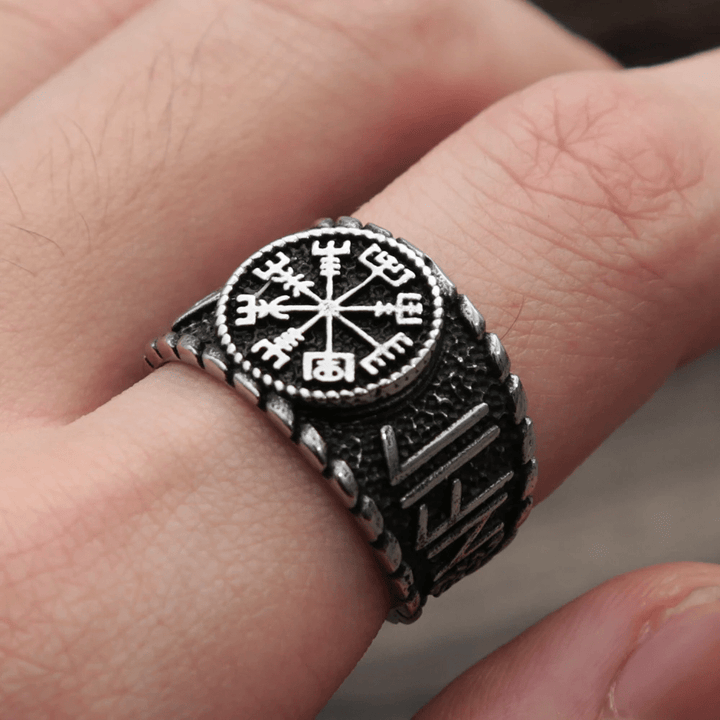 WorldNorse Wikingerring aus Edelstahl mit Vegvisir und Runen