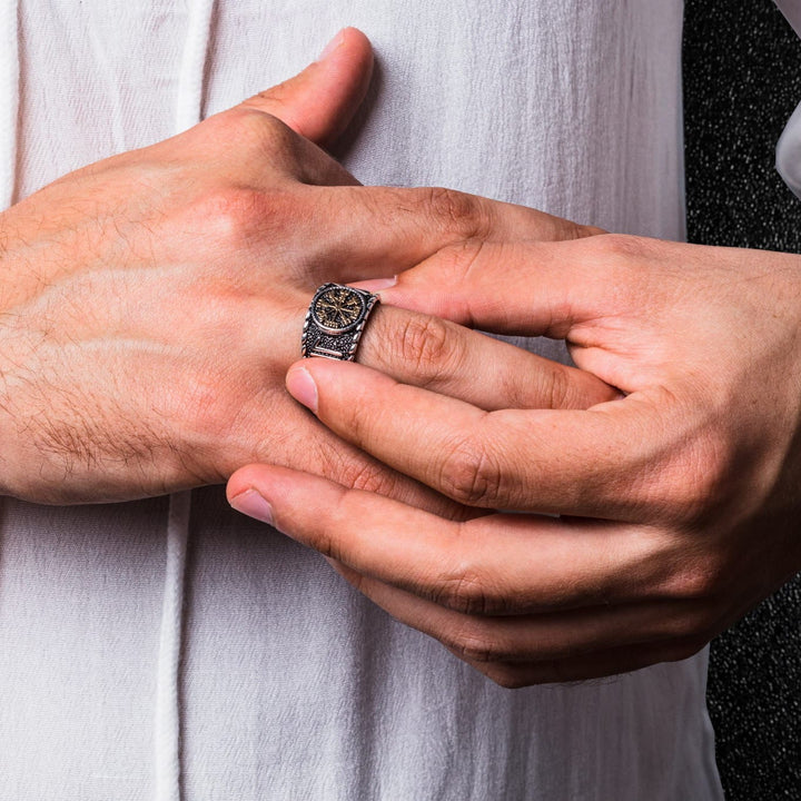 WorldNorse Wikingerring aus Edelstahl mit Vegvisir und Runen
