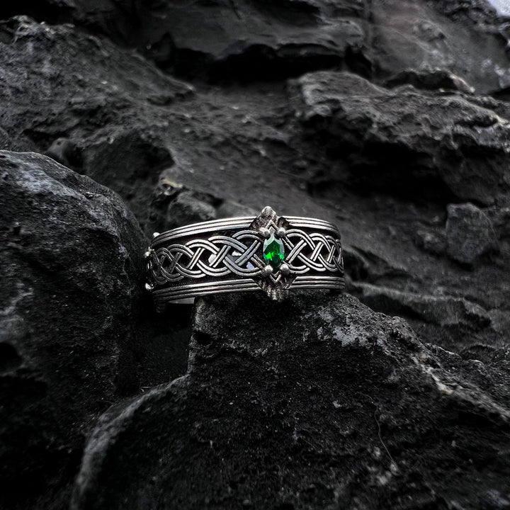 WorldNorse Ring mit keltischem Muster und grünem Edelstein