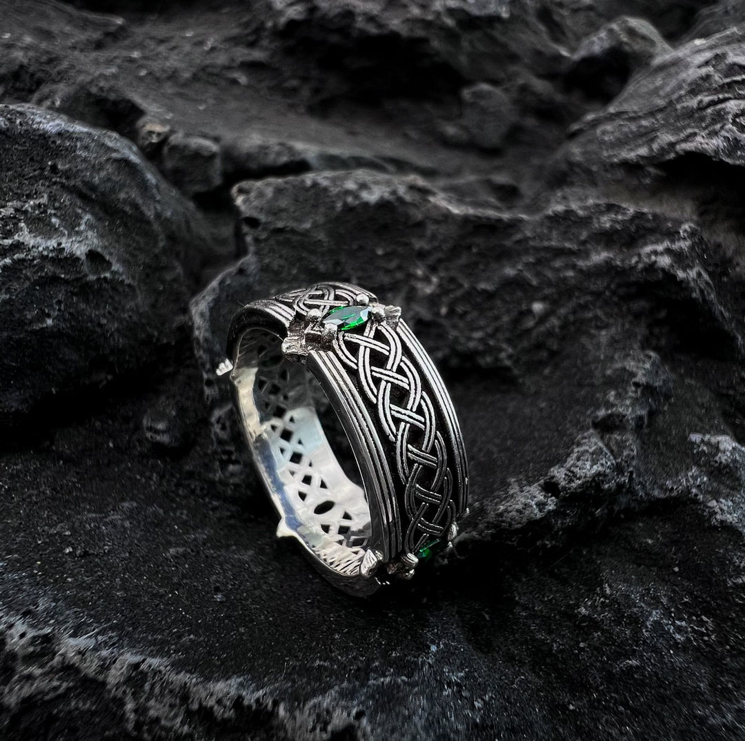 WorldNorse Ring mit keltischem Muster und grünem Edelstein