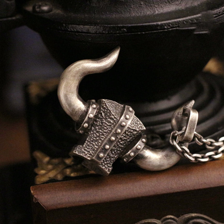 WorldNorse Retro Kreuzritter gehörnter schwerer Helm Halskette