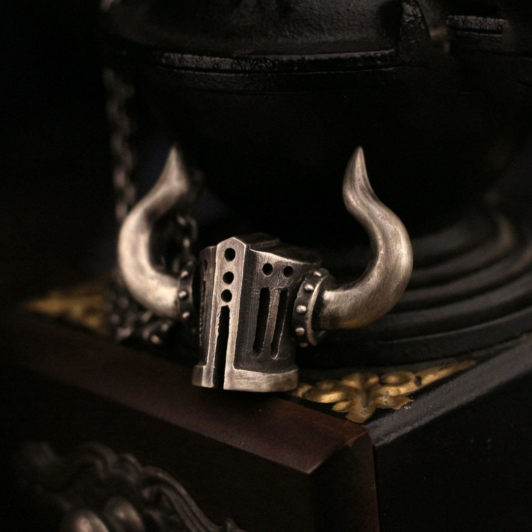WorldNorse Retro Kreuzritter gehörnter schwerer Helm Halskette