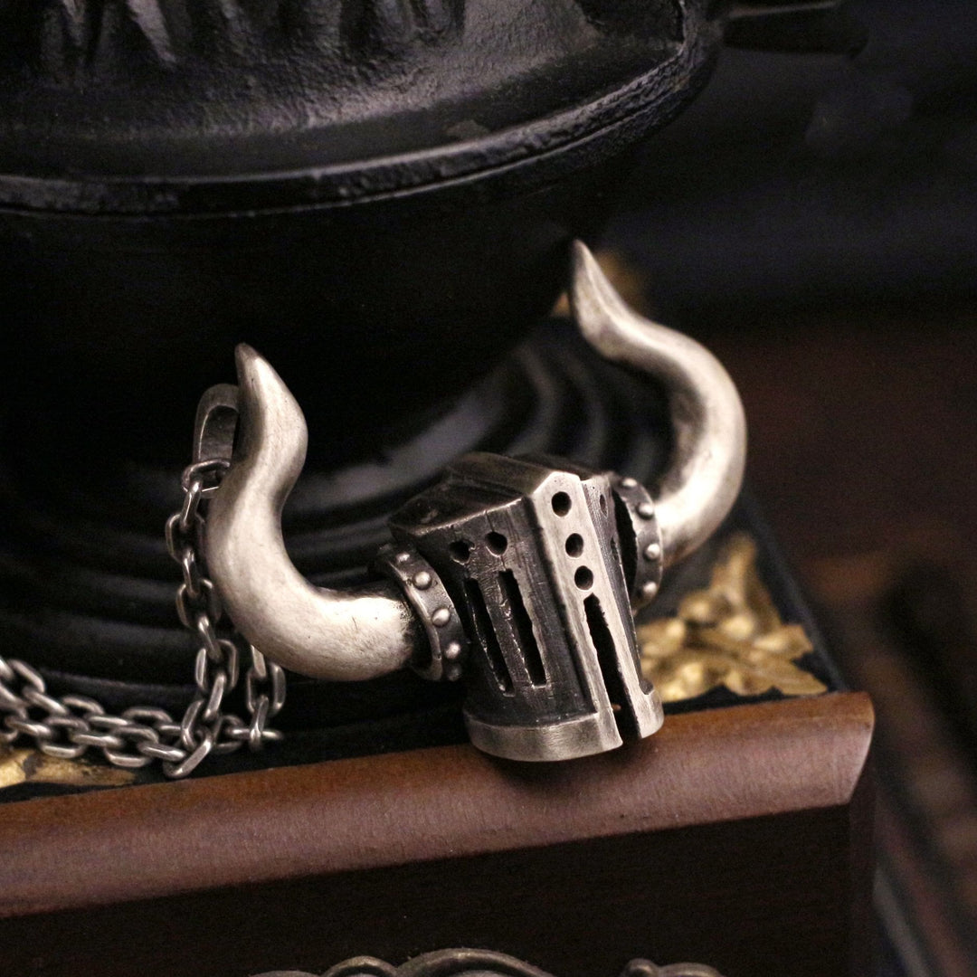 WorldNorse Retro Kreuzritter gehörnter schwerer Helm Halskette