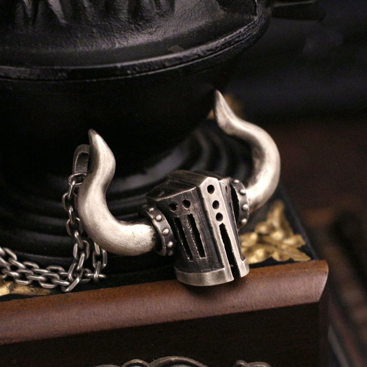 WorldNorse Retro Kreuzritter gehörnter schwerer Helm Halskette