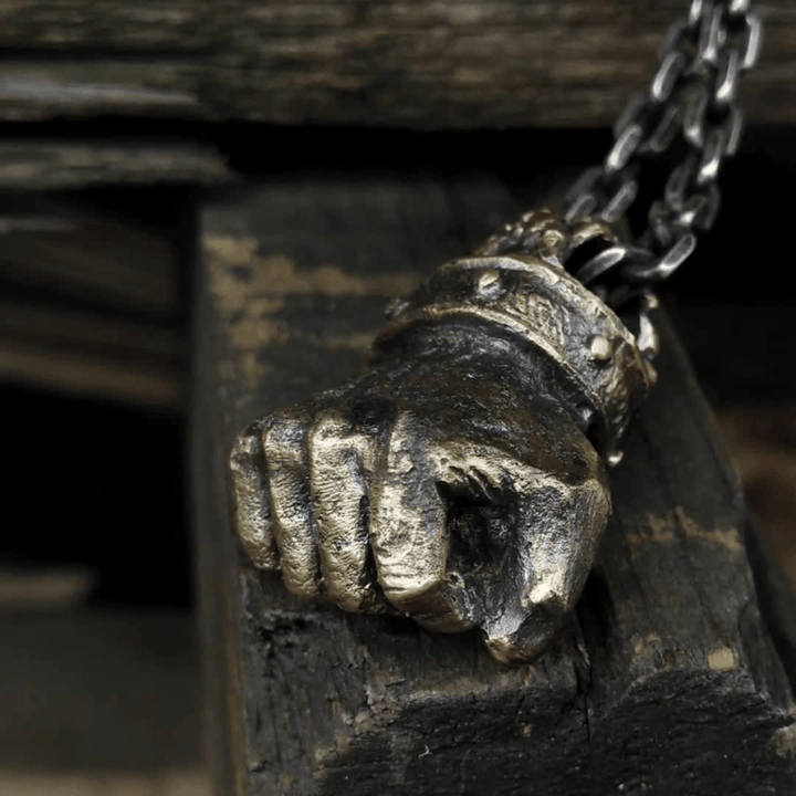 WorldNorse Halskette mit mächtiger Faust des Schicksals und hämmernder Geste