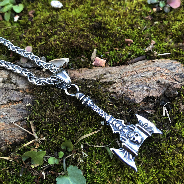 WorldNorse Halskette mit nordischem Totenkopf und Wikinger-Doppelaxt