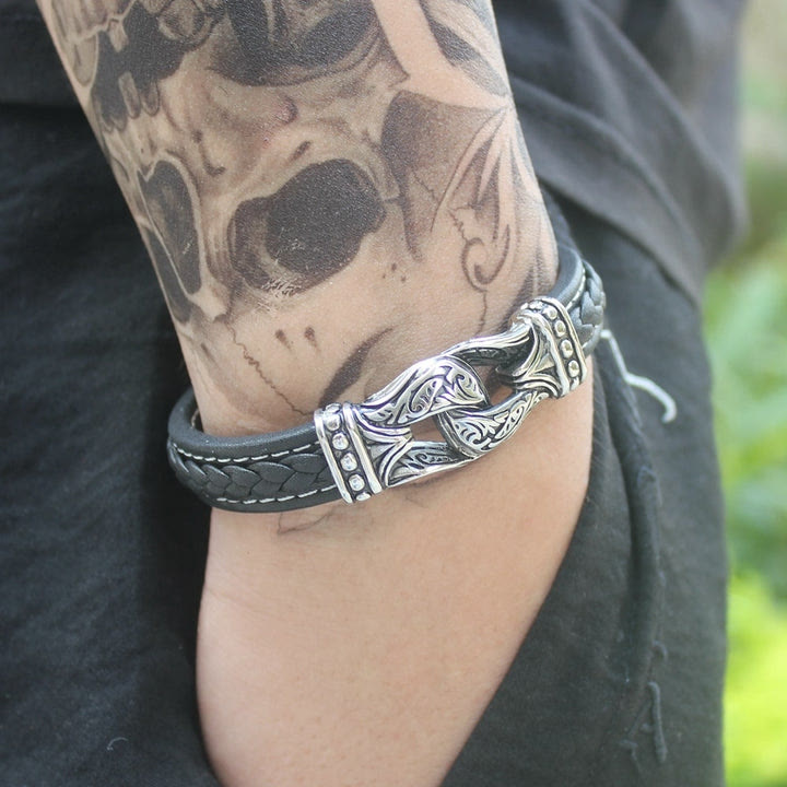WorldNorse Lederarmband im Stil der nordischen Mythologie mit Wikingersymbolen