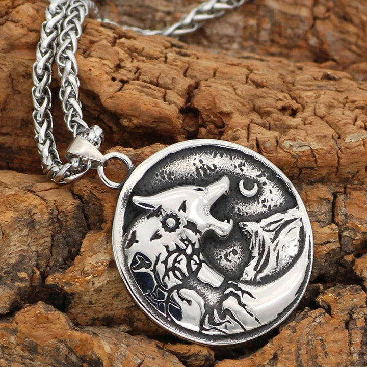 WorldNorse Wolf mit Mondnacht- Rune Amulett-Halskette