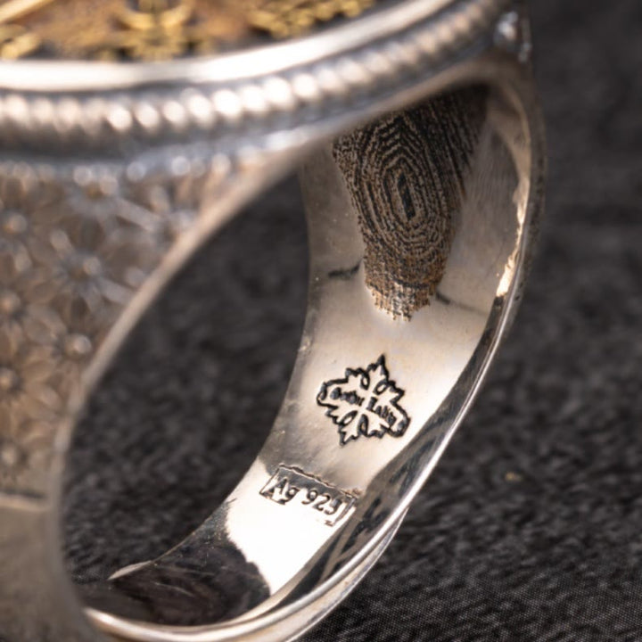WorldNorse Ring aus 925er Sterlingsilber mit Vegvisir Totenkopf-Intarsien