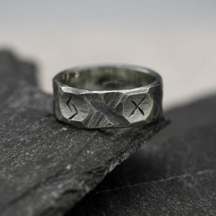 WorldNorse Rustikaler Rune -Kriegerring mit grobem Behau