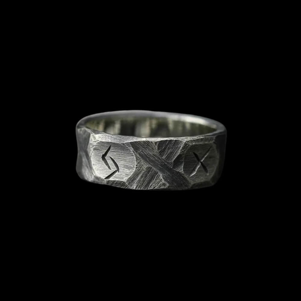 WorldNorse Rustikaler Rune -Kriegerring mit grobem Behau
