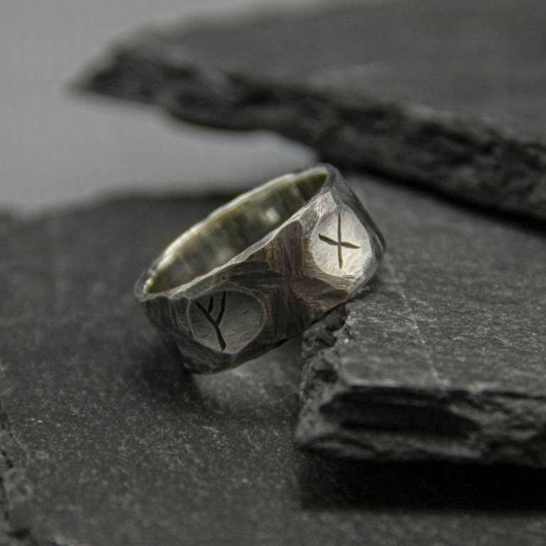 WorldNorse Rustikaler Rune -Kriegerring mit grobem Behau
