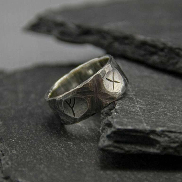 WorldNorse Rustikaler Rune -Kriegerring mit grobem Behau