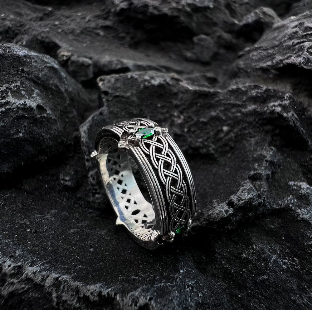 WorldNorse Keltischer Ring aus handgefertigtem 925er Silber mit grünem Edelstein - image 1
