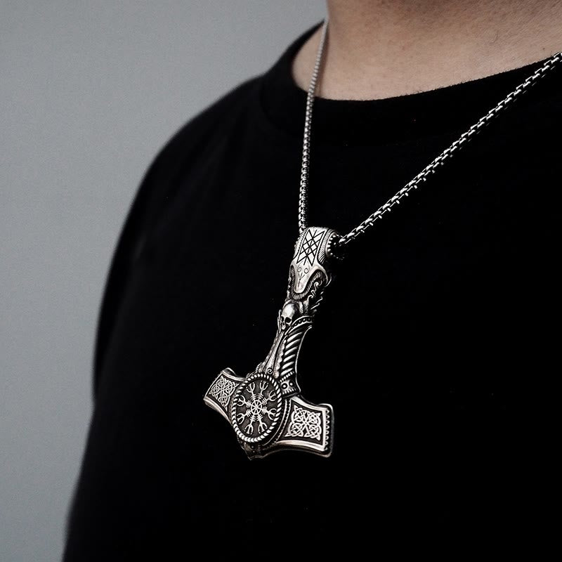 WorldNorse Halskette mit Totenkopf und Wikingersymbol aus 925er Sterlingsilber