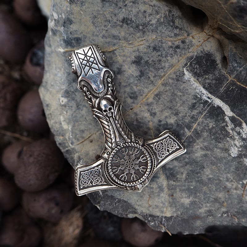 WorldNorse Halskette mit Totenkopf und Wikingersymbol aus 925er Sterlingsilber