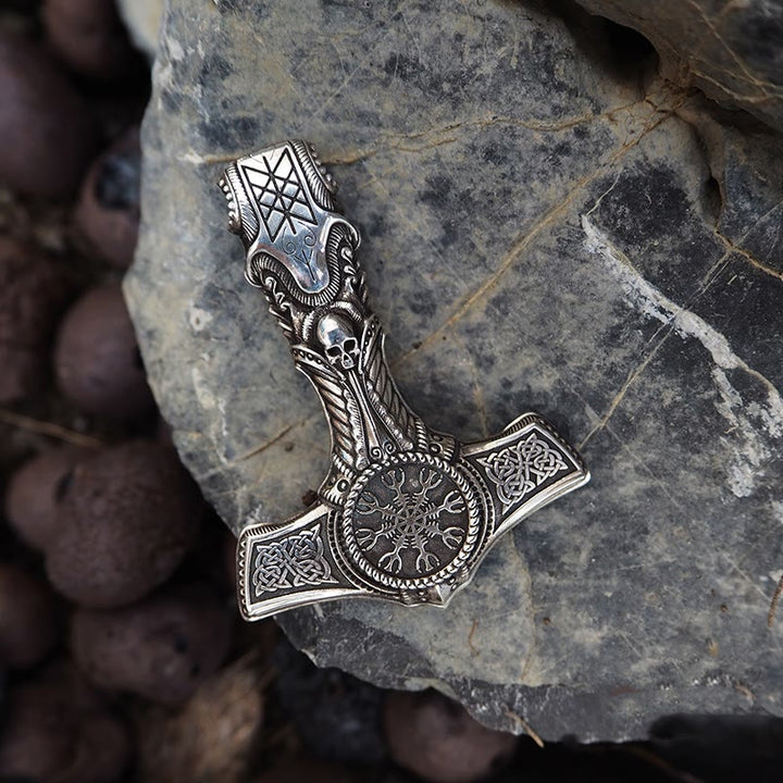 WorldNorse Halskette mit Totenkopf und Wikingersymbol aus 925er Sterlingsilber