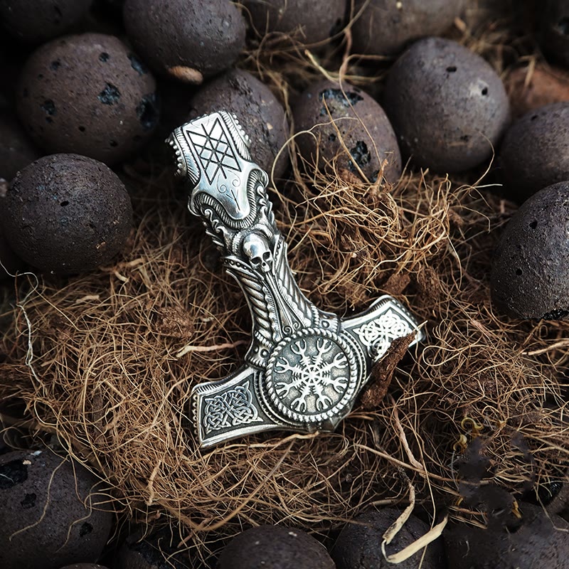WorldNorse Halskette mit Totenkopf und Wikingersymbol aus 925er Sterlingsilber