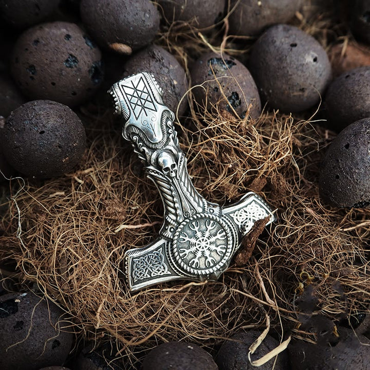 WorldNorse Halskette mit Totenkopf und Wikingersymbol aus 925er Sterlingsilber