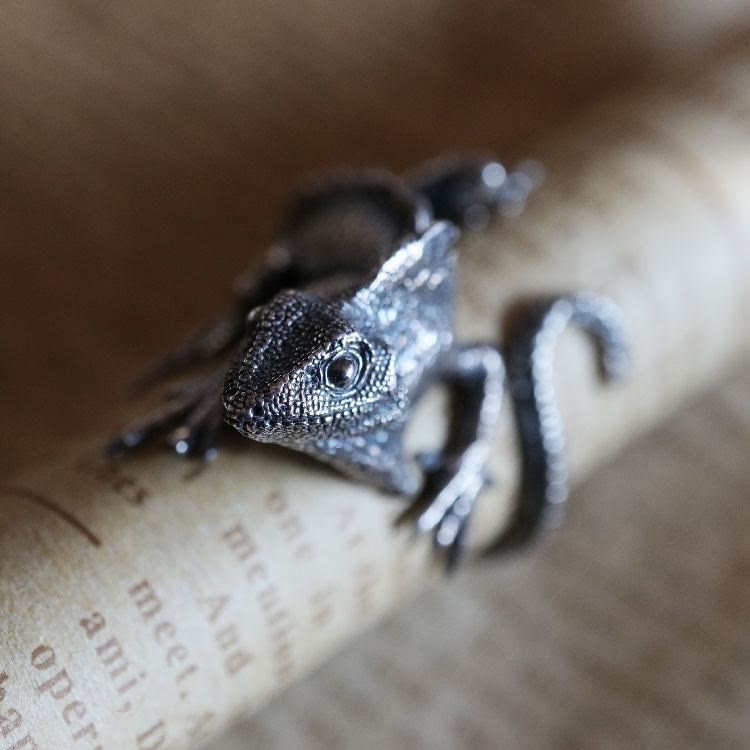 WorldNorse Verstellbarer Reptilienring mit Eidechse aus Silber