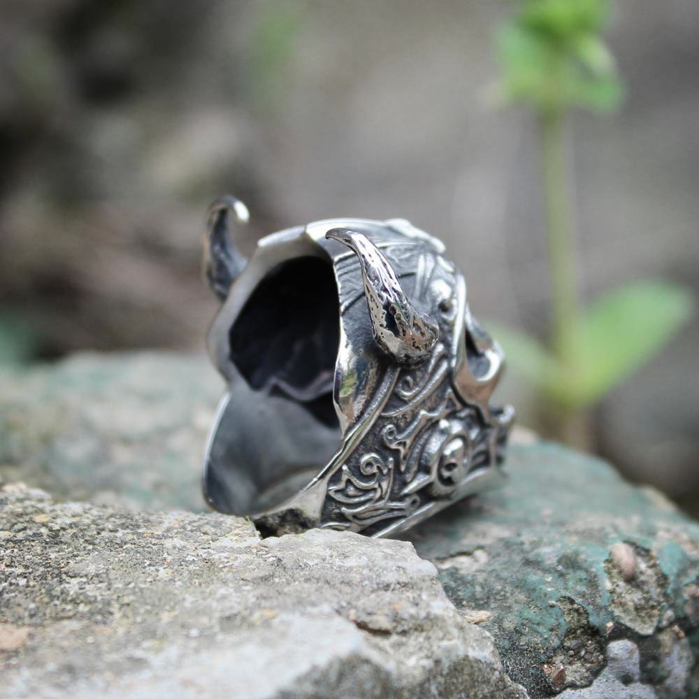WorldNordischer Ring mit Totenkopf aus Ochsenhorn
