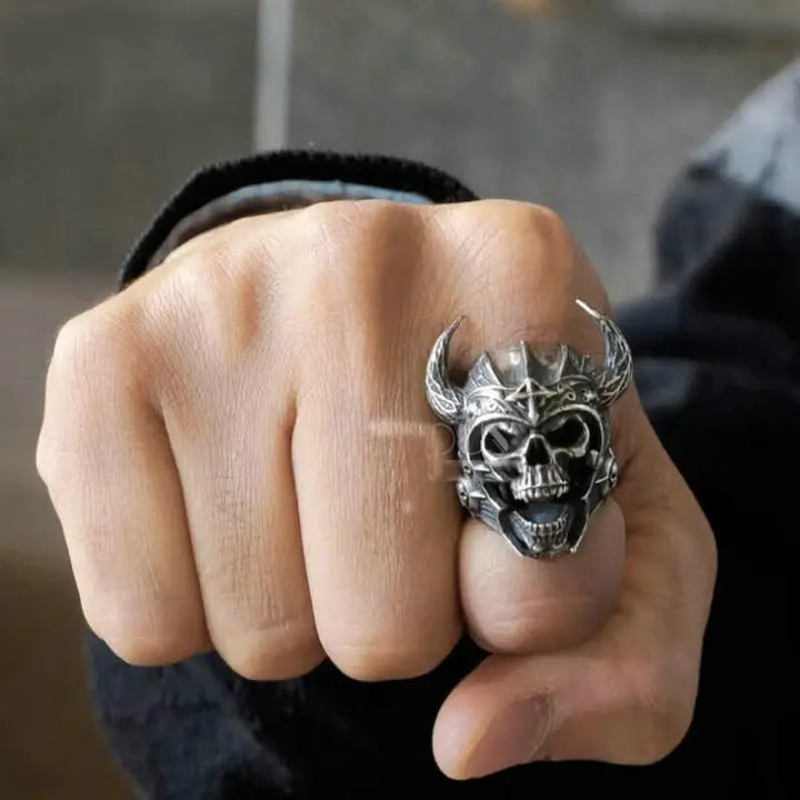 WorldNordischer Ring mit Totenkopf aus Ochsenhorn
