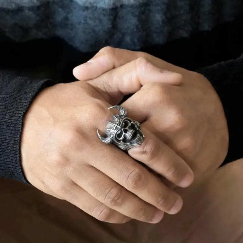 WorldNordischer Ring mit Totenkopf aus Ochsenhorn