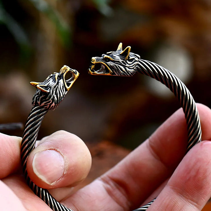 WorldNorse Offenes Armband mit doppelten Wolf