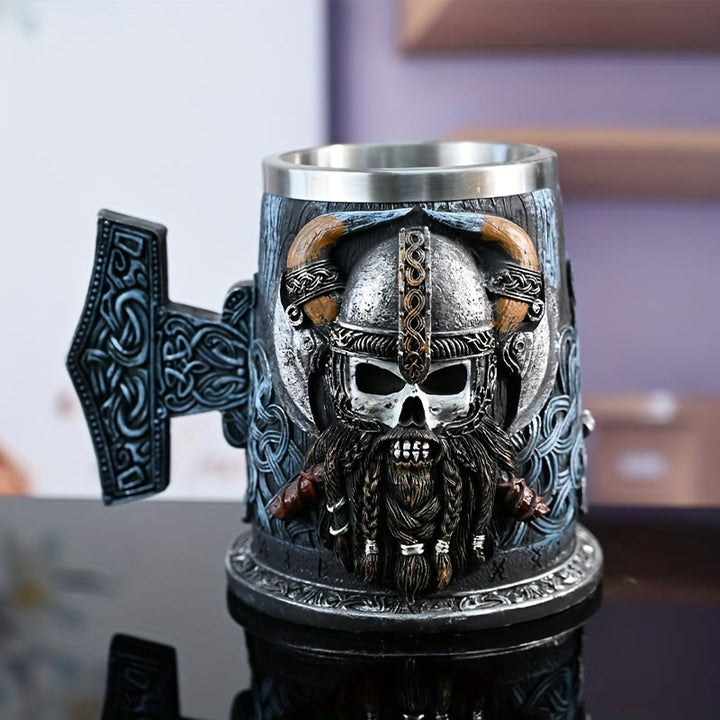 WorldNorse Mjölnir Totenkopf mit gehörntem Helm Krug