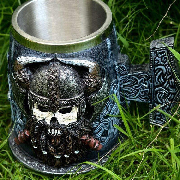 WorldNorse Mjölnir Totenkopf mit gehörntem Helm Krug