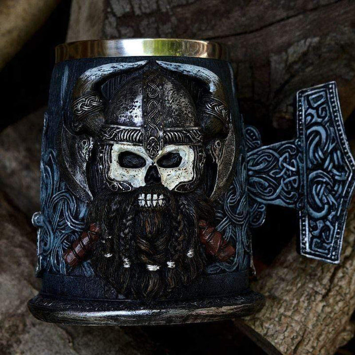 WorldNorse Mjölnir Totenkopf mit gehörntem Helm Krug