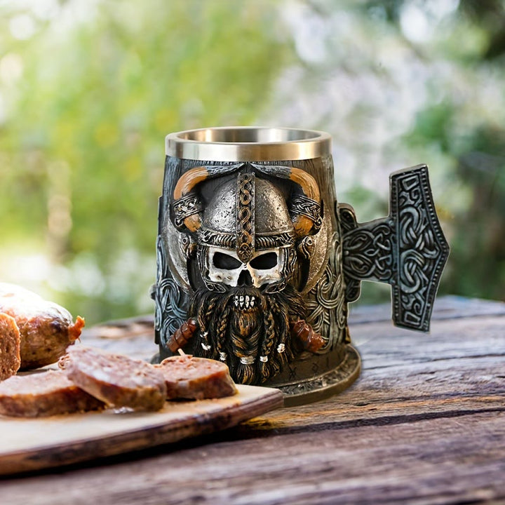 WorldNorse Mjölnir Totenkopf mit gehörntem Helm Krug